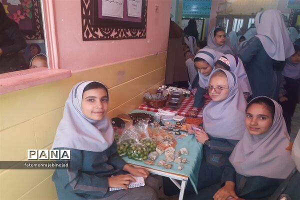 بازارچه دانش‌آموزی به‌مناسبت هفته معلم در دبستان پرنیان ابرکوه