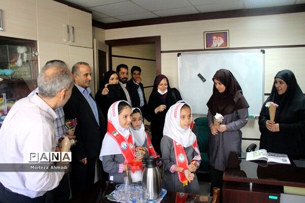 تبریک روز معلم به کارکنان سازمان پژوهش و مؤلفان کتب درسی توسط دانش‌آموزان عضو سازمان دانش‌آموزی شهرستان‌های استان تهران