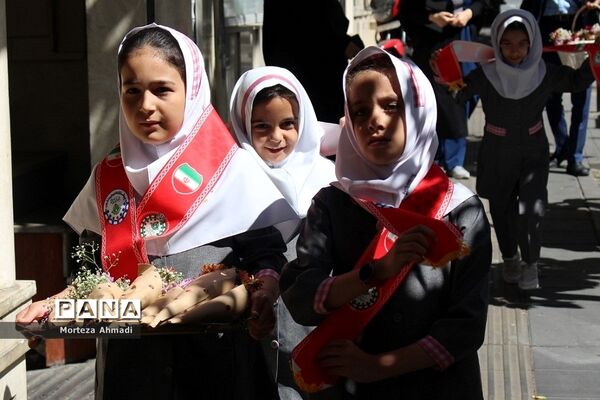 تبریک روز معلم به کارکنان سازمان پژوهش و مؤلفان کتب درسی توسط دانش‌آموزان عضو سازمان دانش‌آموزی شهرستان‌های استان تهران