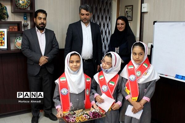 تبریک روز معلم به کارکنان سازمان پژوهش و مؤلفان کتب درسی توسط دانش‌آموزان عضو سازمان دانش‌آموزی شهرستان‌های استان تهران