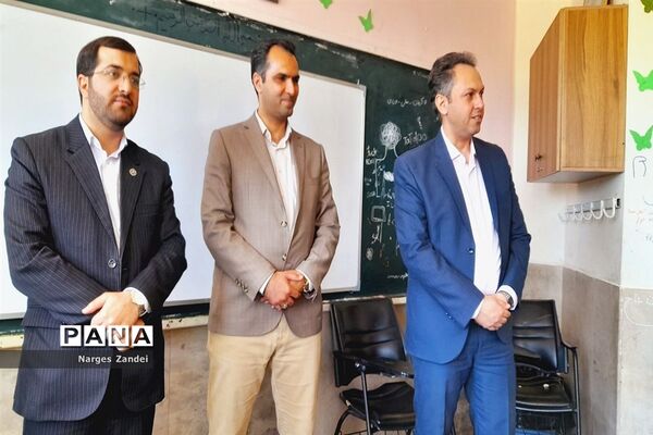 بازدید مدیر آموزش و پرورش شهرستان ملارد از مدارس به مناسبت گرامیداشت روز معلم