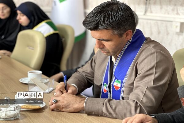 تقدیر اعضای سازمان دانش‌آموزی گلستان از مسئولان آموزش و پرورش به‌مناسبت گرامیداشت هفته معلم