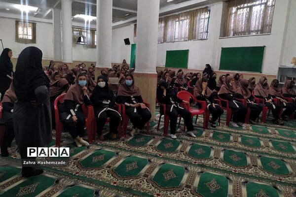 گرامیداشت هفته مشاغل در دبیرستان مهدیه ناحیه یک شهرری