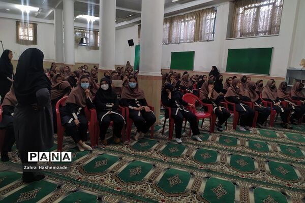 گرامیداشت هفته مشاغل در دبیرستان مهدیه ناحیه یک شهرری