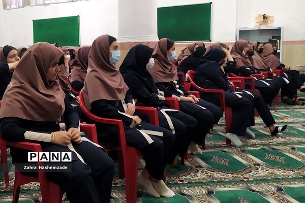 گرامیداشت هفته مشاغل در دبیرستان مهدیه ناحیه یک شهرری