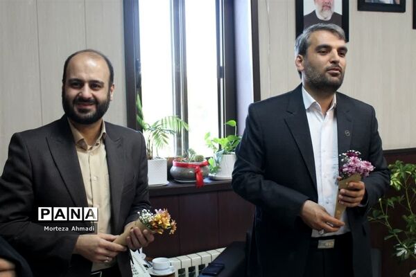 تبریک هفته معلم به مدیرکل آموزش و پرورش شهرستان‌های استان تهران توسط دانش‌آموزان عضو سازمان دانش‌آموزی