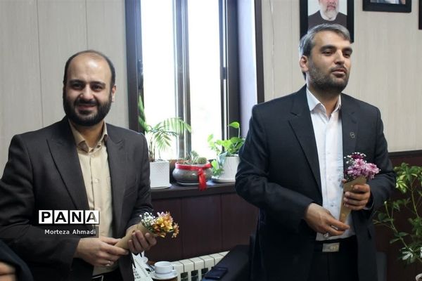 تبریک هفته معلم به مدیرکل آموزش و پرورش شهرستان‌های استان تهران توسط دانش‌آموزان عضو سازمان دانش‌آموزی