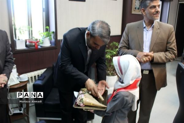 تبریک هفته معلم به مدیرکل آموزش و پرورش شهرستان‌های استان تهران توسط دانش‌آموزان عضو سازمان دانش‌آموزی