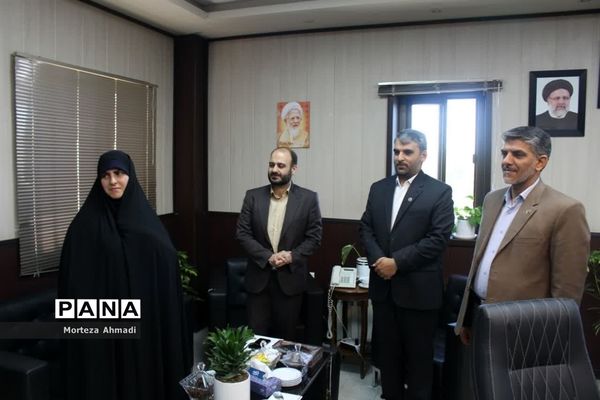 تبریک هفته معلم به مدیرکل آموزش و پرورش شهرستان‌های استان تهران توسط دانش‌آموزان عضو سازمان دانش‌آموزی