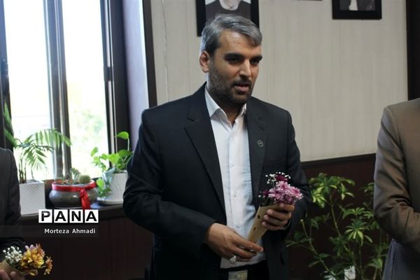 تبریک هفته معلم به مدیرکل آموزش و پرورش شهرستان‌های استان تهران توسط دانش‌آموزان عضو سازمان دانش‌آموزی