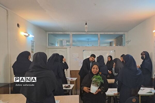تقدیر و تبریک  کارشناس مسئول آموزش متوسطه به دبیران  مدرسه نوین آفرین رودهن در هفته معلم