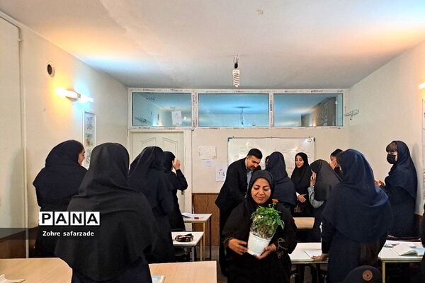 تقدیر و تبریک  کارشناس مسئول آموزش متوسطه به دبیران  مدرسه نوین آفرین رودهن در هفته معلم