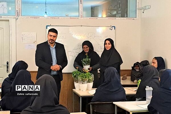 تقدیر و تبریک  کارشناس مسئول آموزش متوسطه به دبیران  مدرسه نوین آفرین رودهن در هفته معلم