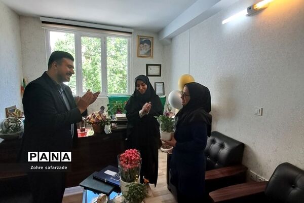 تقدیر و تبریک  کارشناس مسئول آموزش متوسطه به دبیران  مدرسه نوین آفرین رودهن در هفته معلم