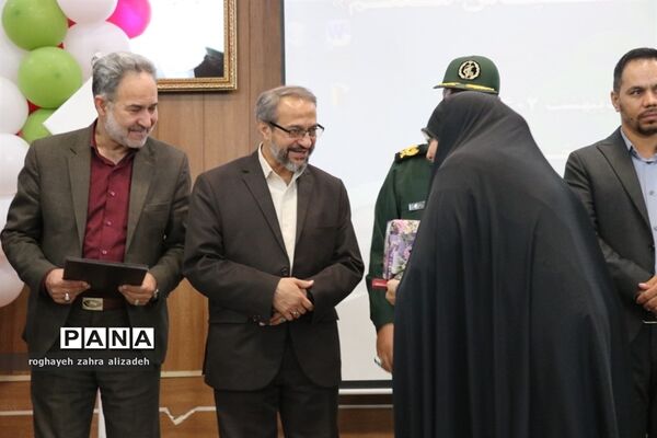 آیین نواختن زنگ سپاس معلم در دبیرستان شاهد خاندان قفلی