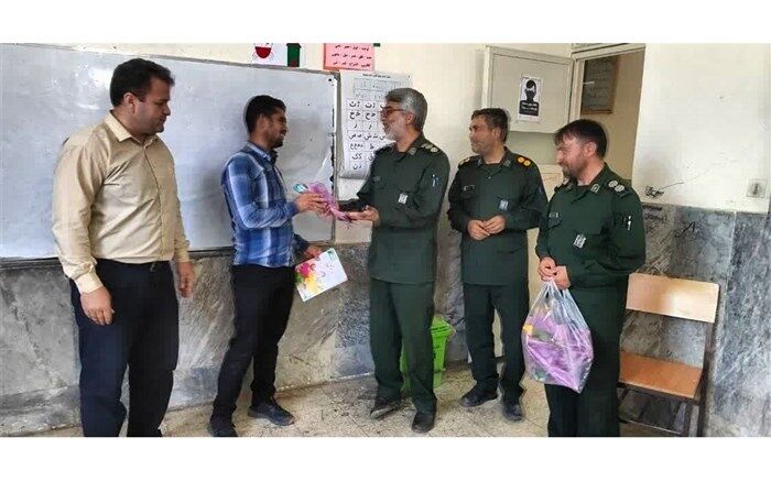 تقدیر فرمانده سپاه جعفرآباد قم از مقام معلم