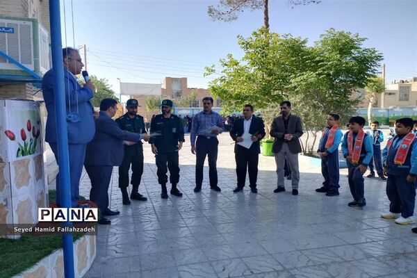 نواختن زنگ سپاس معلم در دبستان پسرانه حضرت قاسم ناحیه یک یزد