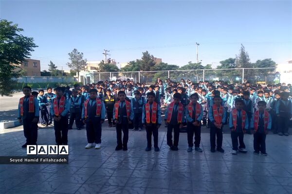 نواختن زنگ سپاس معلم در دبستان پسرانه حضرت قاسم ناحیه یک یزد