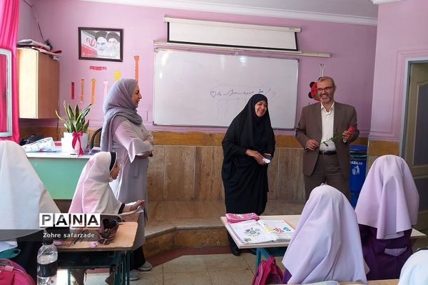 مراسم گرامیداشت هفته معلم در دبستان اندیشه رودهن