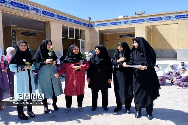 مراسم سپاس معلم در دبستان حاج یدالله پسران ناحیه یک یزد