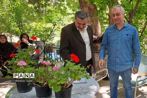 تقدیر مدیر مدرسه امام حسین(ع) رودهن از معلمان