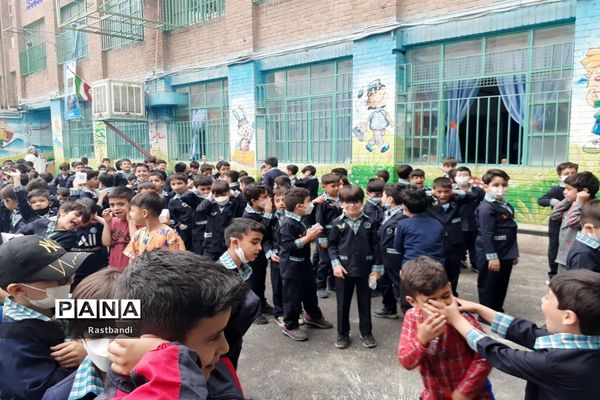 جشن معلم سپاس در دبستان احمد معینی منطقه ۱۳