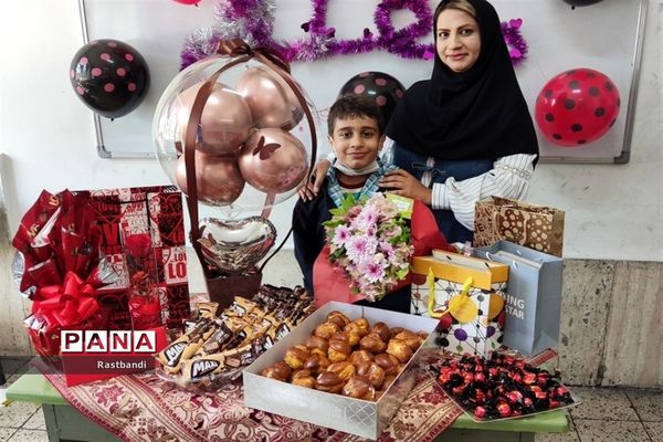 جشن معلم سپاس در دبستان احمد معینی منطقه ۱۳