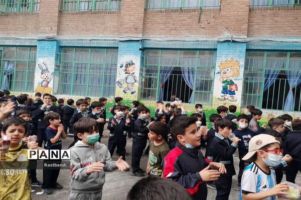 جشن معلم سپاس در دبستان احمد معینی منطقه ۱۳