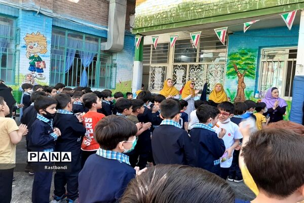 جشن معلم سپاس در دبستان احمد معینی منطقه ۱۳
