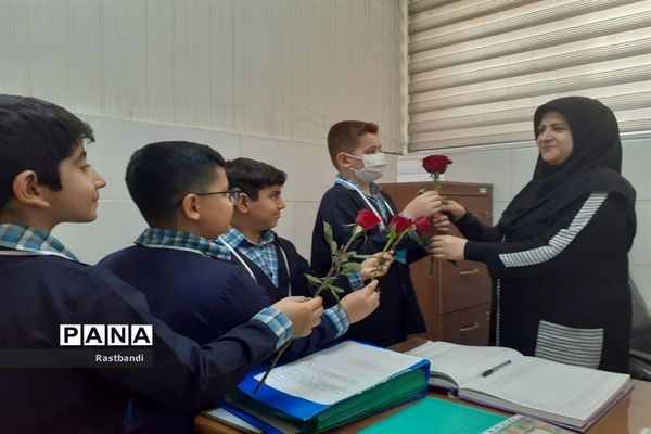 جشن معلم سپاس در دبستان احمد معینی منطقه ۱۳