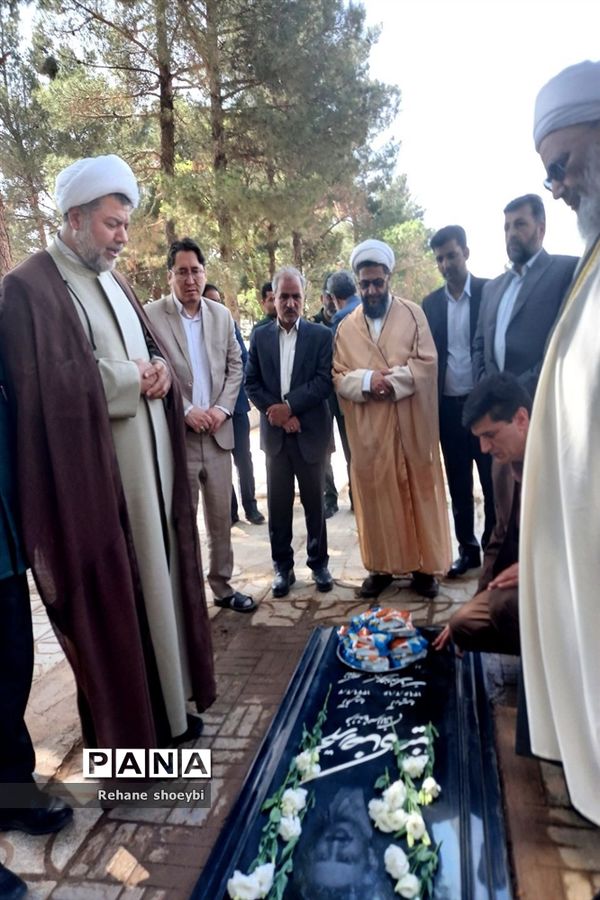 عطرافشانی گلزار شهدای تربت جام‌ به مناسبت هفته معلم