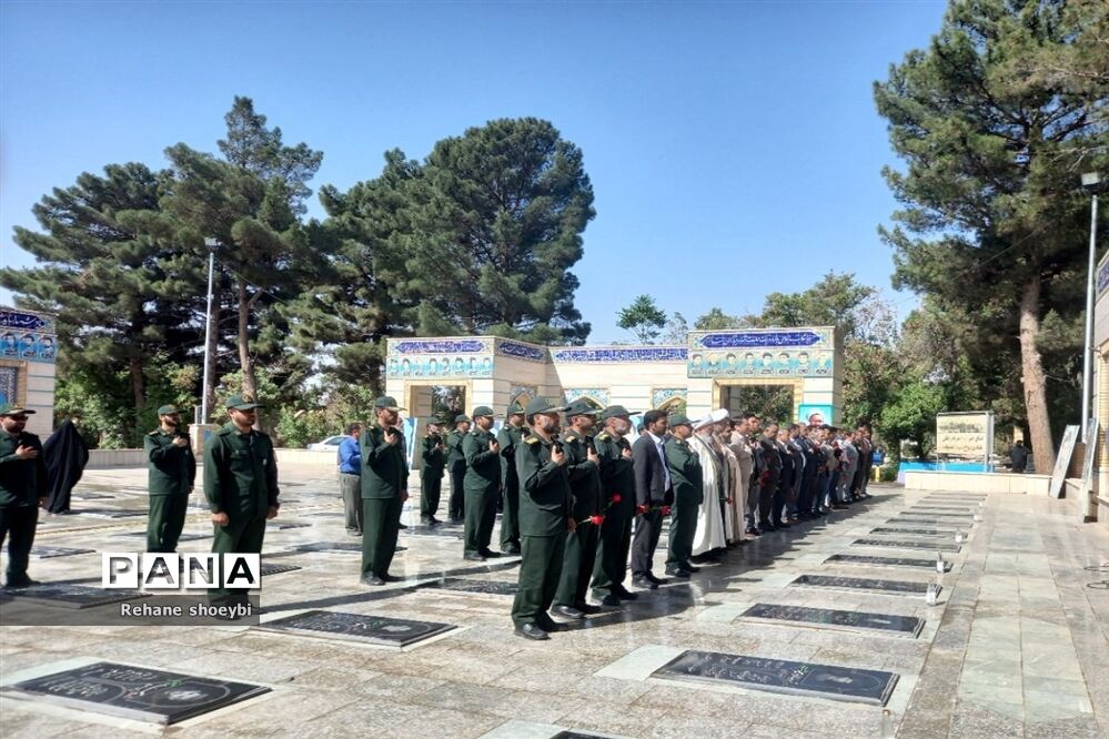 عطرافشانی گلزار شهدای تربت جام‌ به مناسبت هفته معلم