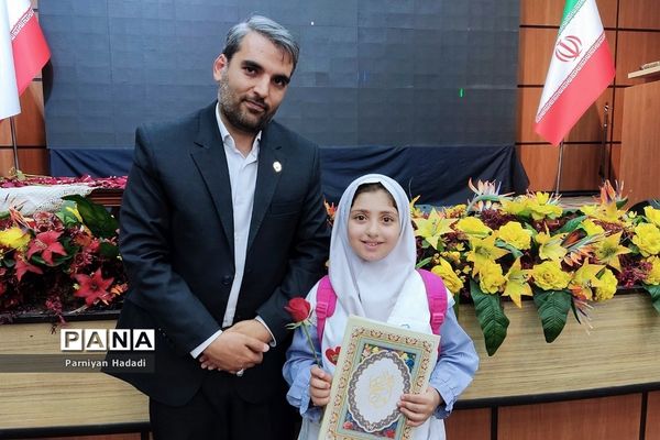 همایش تقدیر ازمراقبین سلامت و دانش‌آموزان  برگزیده در جشنواره  سفیران سلامت دانش‌آموزی