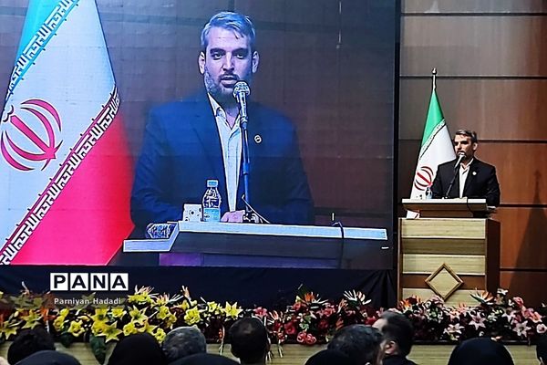 همایش تقدیر ازمراقبین سلامت و دانش‌آموزان  برگزیده در جشنواره  سفیران سلامت دانش‌آموزی