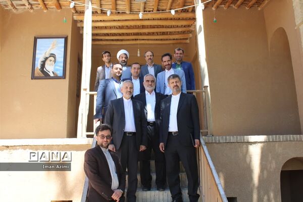 بازدید معاون پرورشی و فرهنگی وزارت آموزش و پرورش از بیت قدیمی امام خمینی (ره)