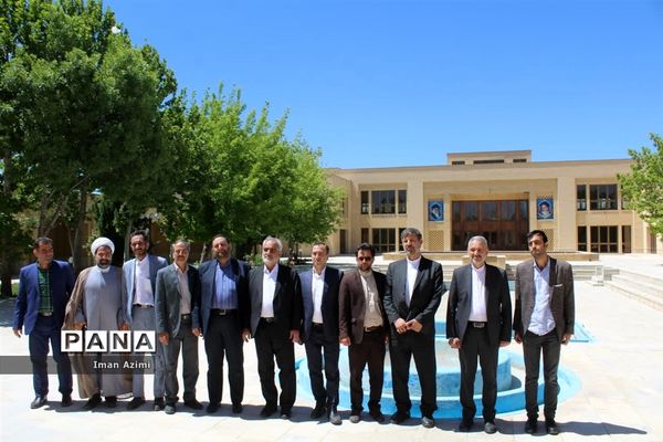 بازدید معاون پرورشی و فرهنگی وزارت آموزش و پرورش از بیت قدیمی امام خمینی (ره)