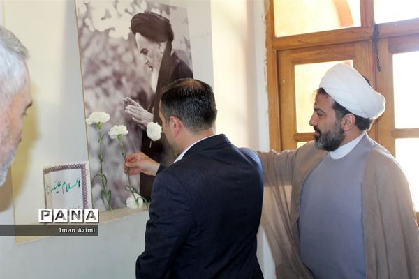 بازدید معاون پرورشی و فرهنگی وزارت آموزش و پرورش از بیت قدیمی امام خمینی (ره)