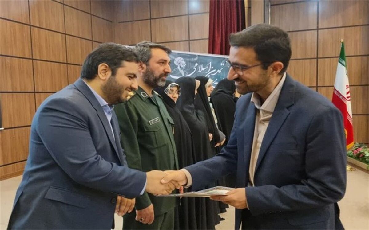 معلمان نمونه استانی و منطقه‌ای دماوند تجلیل شدند