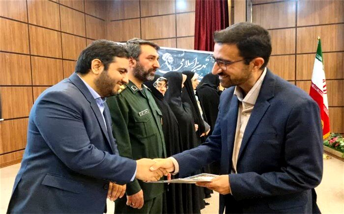 معلمان نمونه استانی و منطقه‌ای دماوند تجلیل شدند