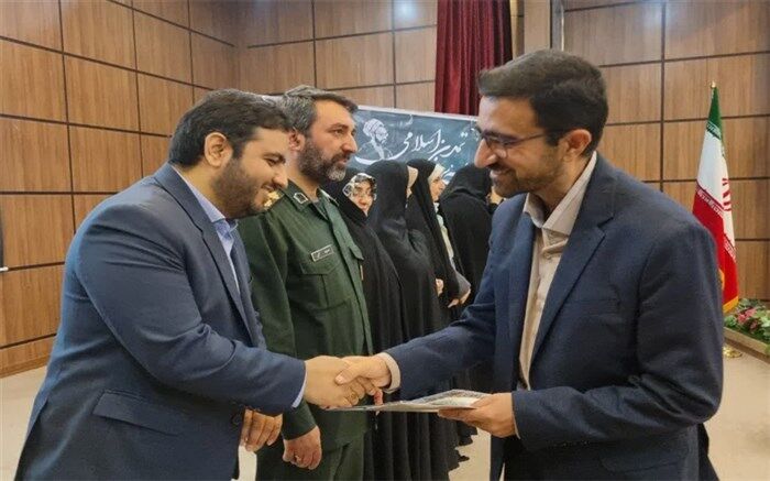 معلمان نمونه استانی و منطقه‌ای دماوند تجلیل شدند