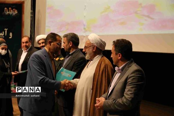 همایش بزرگداشت معلم و آیین تجلیل از معلمان بسیجی