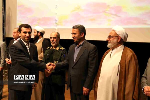 همایش بزرگداشت معلم و آیین تجلیل از معلمان بسیجی