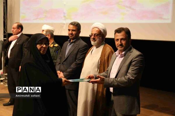 همایش بزرگداشت معلم و آیین تجلیل از معلمان بسیجی