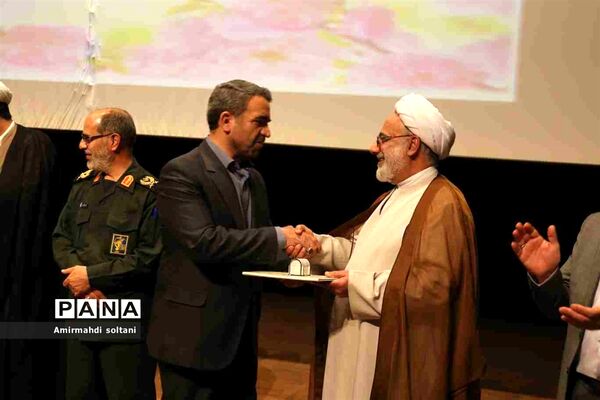 همایش بزرگداشت معلم و آیین تجلیل از معلمان بسیجی