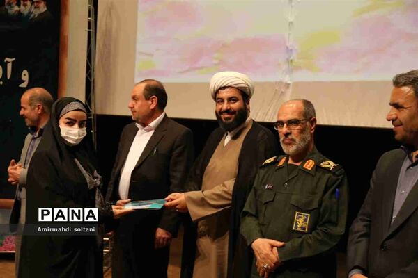 همایش بزرگداشت معلم و آیین تجلیل از معلمان بسیجی