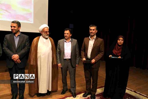 همایش بزرگداشت معلم و آیین تجلیل از معلمان بسیجی