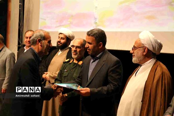همایش بزرگداشت معلم و آیین تجلیل از معلمان بسیجی
