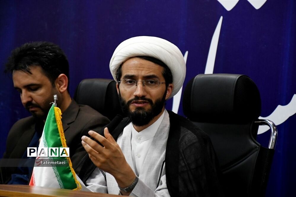 نقد کتاب های درسی توسط اعضای سازمان دانش‌آموزی خوزستان