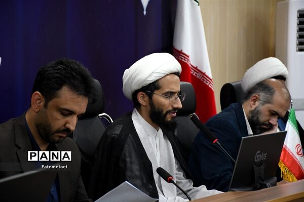 نقد کتاب های درسی توسط اعضای سازمان دانش‌آموزی خوزستان