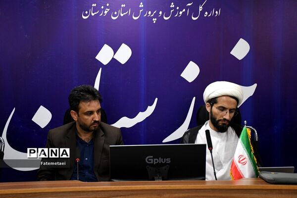 نقد کتاب های درسی توسط اعضای سازمان دانش‌آموزی خوزستان